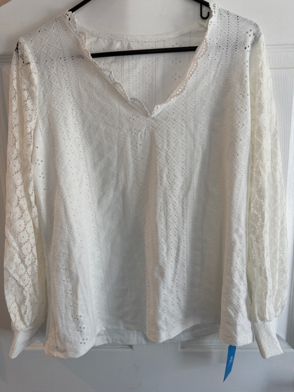 White Eyelet Lace V-Neck Women's long sleeve top Size M